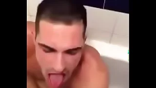 Gostoso sendo mijado pelo negão (piss)