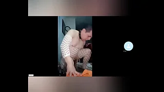 Lamiendo el suelo como una perrita y AMO usandome de una manera humillante