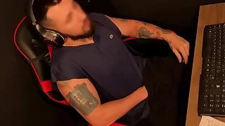 Punheta GOZANDO forte na cadeira gamer – filmado de cima spoonful sigilo